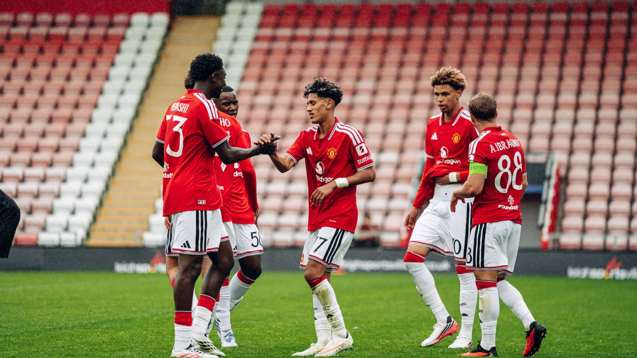曼联15岁新星JJ加布里埃尔青年欧冠首秀戴帽,5-0大胜萨巴赫